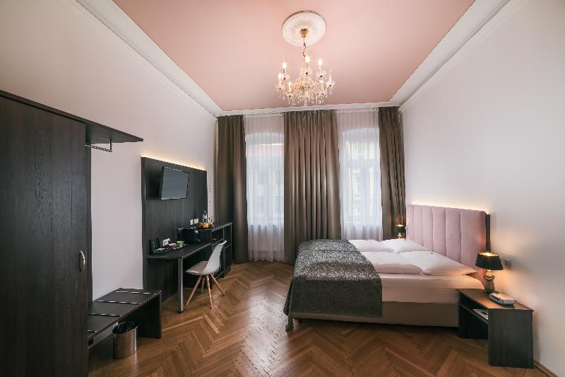 四人标准间, 38 Aira Hotels