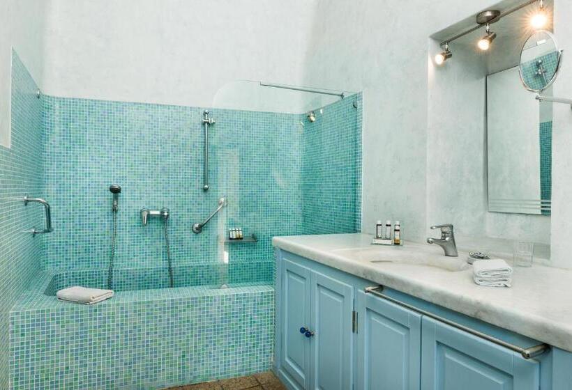 سوئیت جونیور با چشم‌انداز, Pantelia Suites