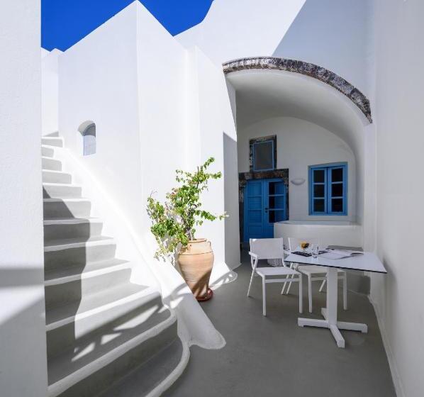 سوئیت جونیور با چشم‌انداز, Pantelia Suites