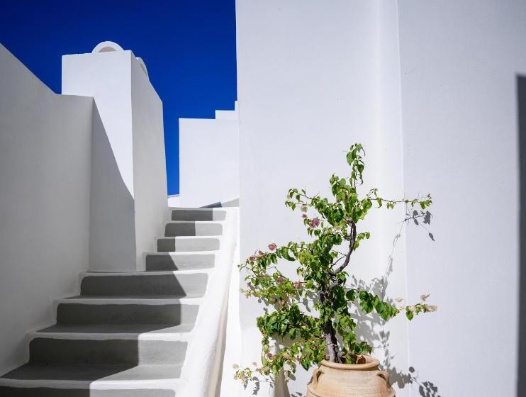 سوئیت جونیور با چشم‌انداز, Pantelia Suites