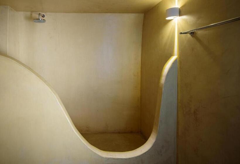 سوئیت جونیور با چشم‌انداز, Pantelia Suites