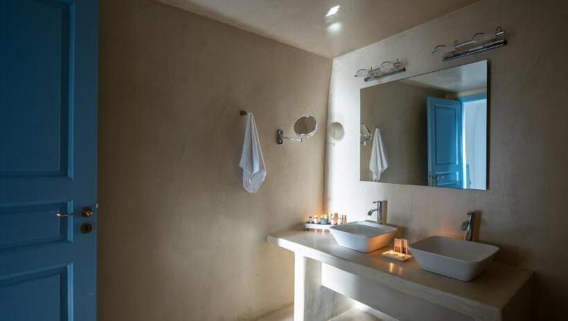 سوئیت جونیور با چشم‌انداز, Pantelia Suites