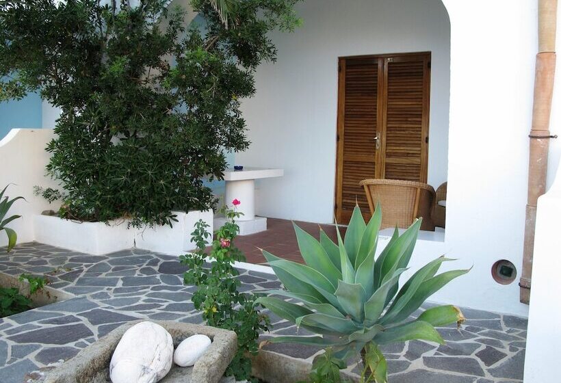 اتاق استاندارد سه تخته با چشم‌انداز باغ, La Piazza Luxury Hotel & Spa
