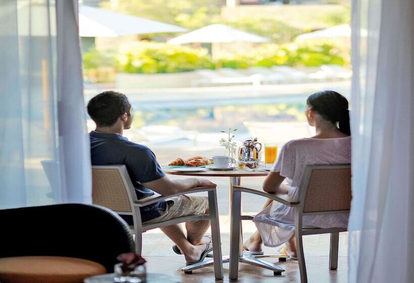 اتاق سوپریور با چشم‌انداز استخر, Movenpick Resort & Spa Tala Bay Aqaba