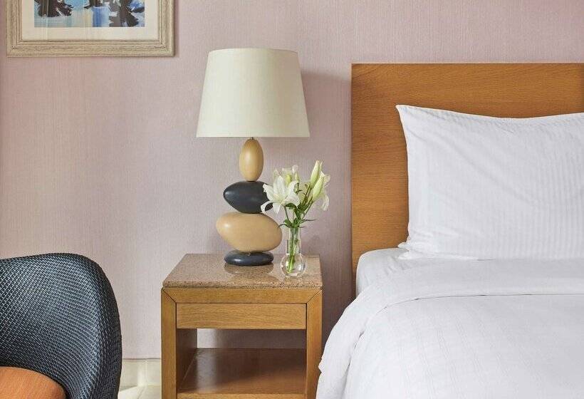 اتاق سوپریور با چشم‌انداز استخر, Movenpick Resort & Spa Tala Bay Aqaba