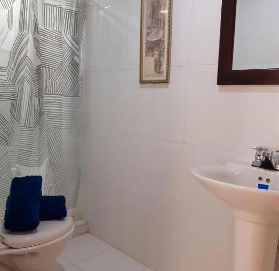 Дом 2 Спальни, Joebi S House Walking Distance To Rocky Cay Beach Ideal For Families Or Groups