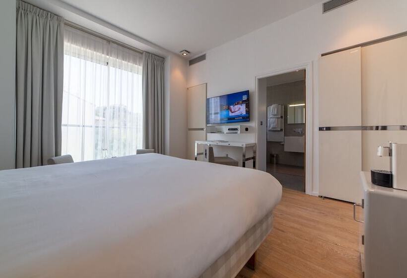 Классический Номер, Kube Saint Tropez