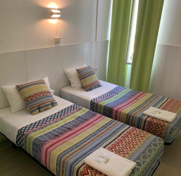 اتاق استاندارد با سرویس بهداشتی مشترک, Central And Basic Universitat For Young Hostel