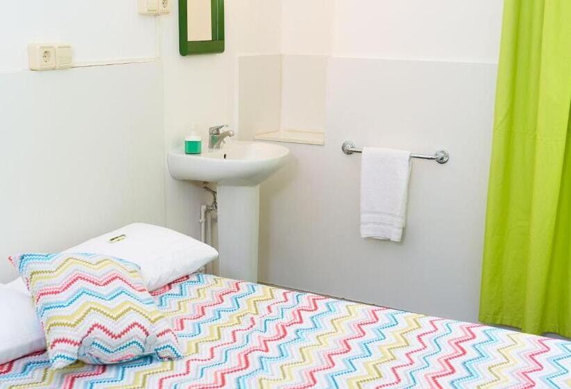 اتاق استاندارد, Central And Basic Universitat For Young Hostel