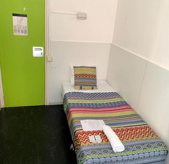 اتاق استاندارد یک نفره, Central And Basic Universitat For Young Hostel