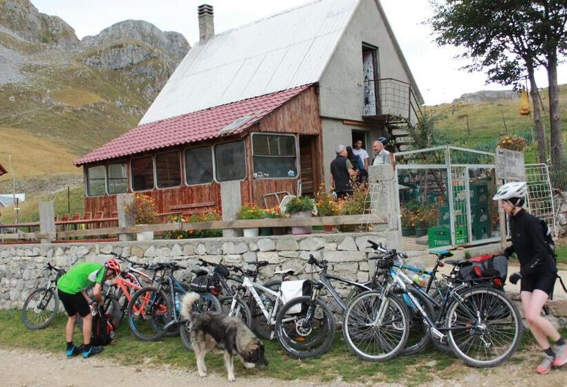 اتاق خانوادگی با سرویس بهداشتی مشترک, Rural Household Minić   Kapetanovo Jezero