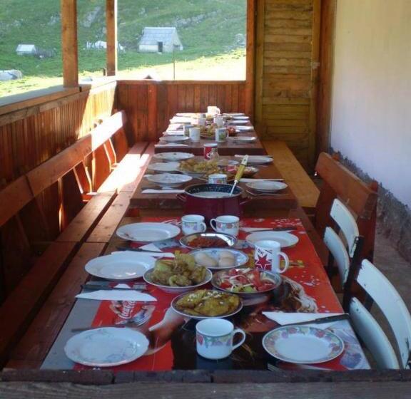 اتاق خانوادگی با سرویس بهداشتی مشترک, Rural Household Minić   Kapetanovo Jezero