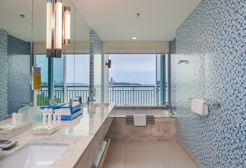 Номер Премиум, Holiday Inn Pattaya, An Ihg