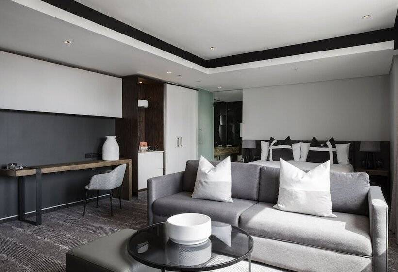 سوییت اجرایی, The Capital 15 On Orange Hotel & Spa