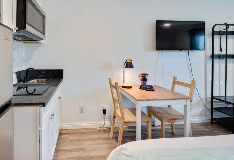 חדר דלוקס, Unik Motel