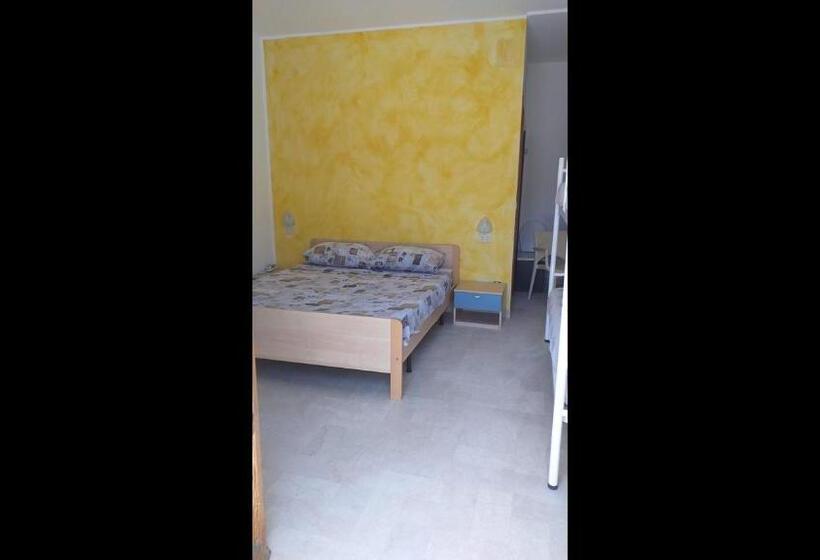 اتاق استاندارد یک نفره, Room In Bb   Spacious Quadruple Room A Stones Throw From The Sea