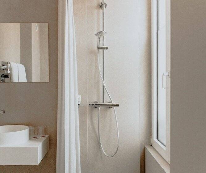 Quarto Estandar Individual, La Valiz