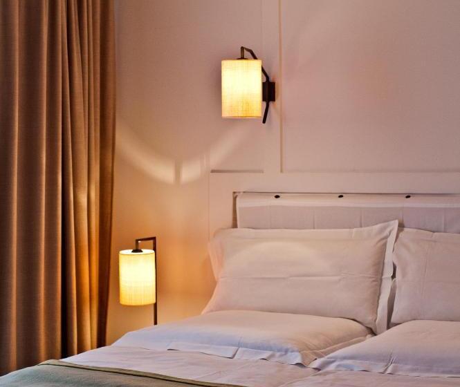 Deluxe Zimmer interior, Louis