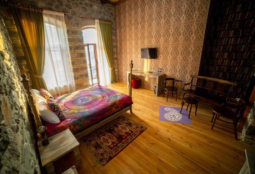 اتاق استاندارد چهارنفره با بالکن, Old Town Sheki