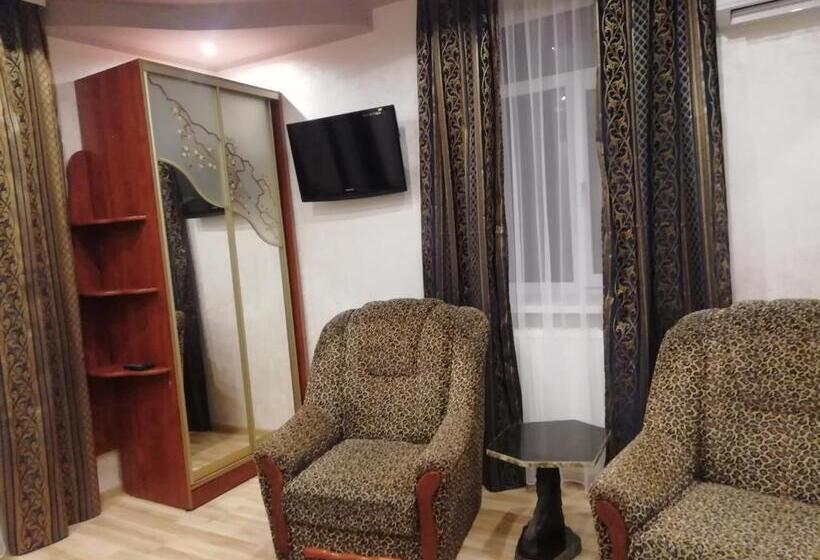 Люкс, панський двір