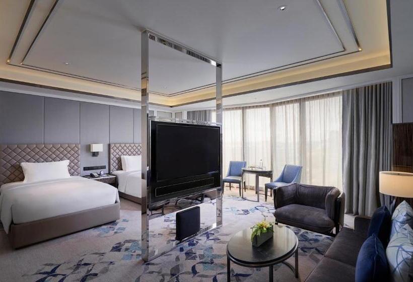 سوییت, Okura Manila