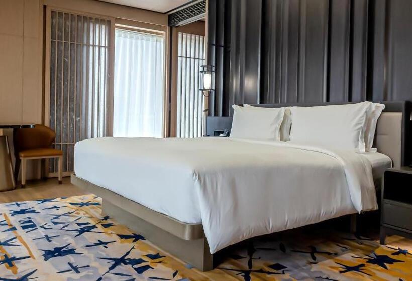 سوییت سوپریور, Okura Manila