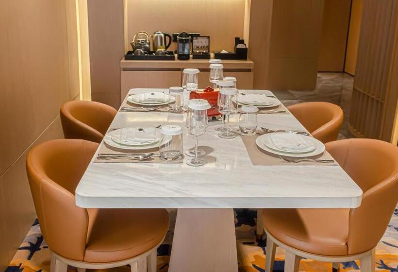 سوییت سوپریور, Okura Manila