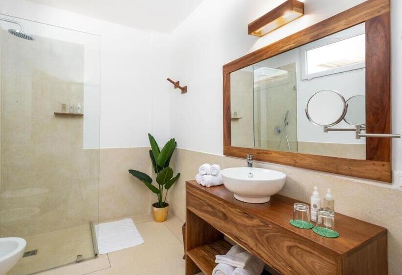 اتاق لوکس با بالکن و چشم‌انداز دریا, Imara Beach Resort