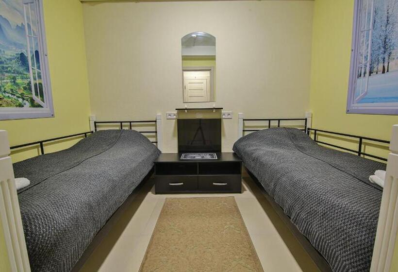 Номер Deluxe, Battle Mile Hostel