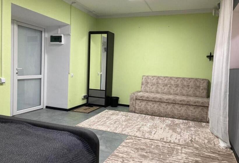 Номер Стандарт, Battle Mile Hostel