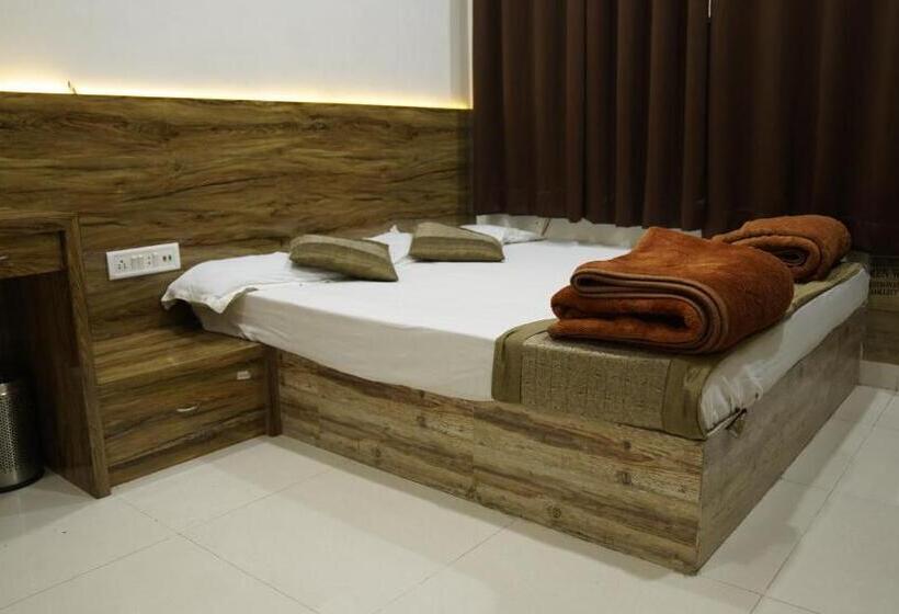 Quarto Deluxe, Khajanchi