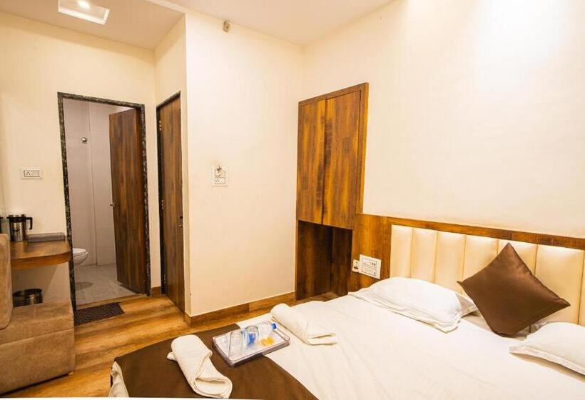Quarto Deluxe, Khajanchi