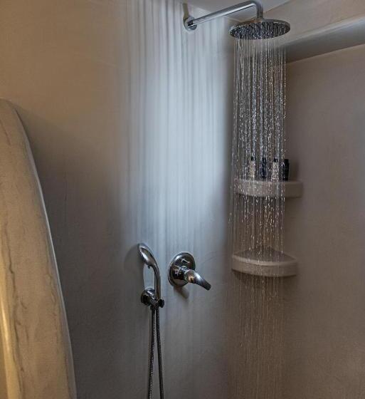 سوئیت با چشم‌انداز, Adamant Suites
