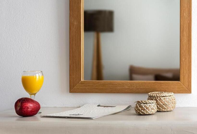 سوئیت با چشم‌انداز, Adamant Suites