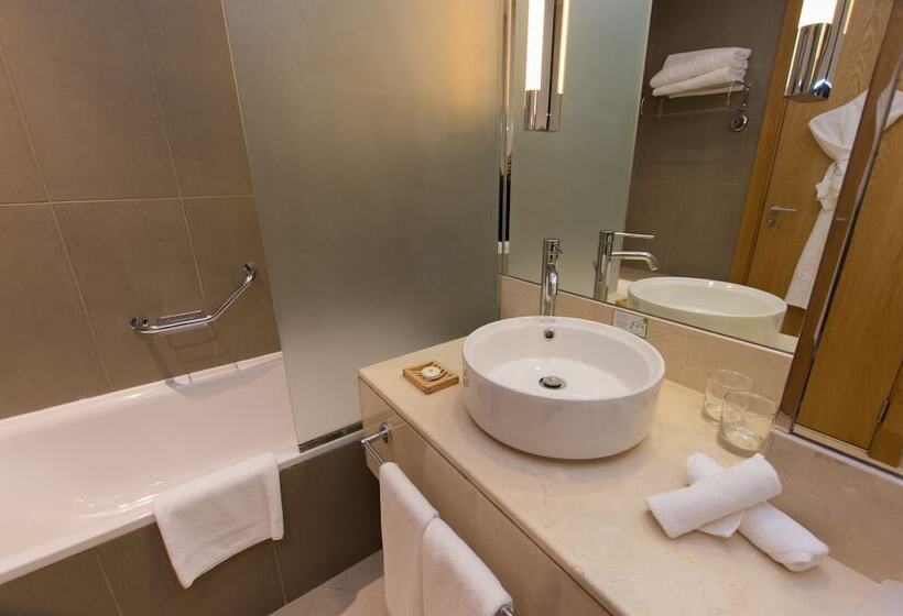 Номер Премиум Вид на Город, Holiday Inn Abu Dhabi, An Ihg