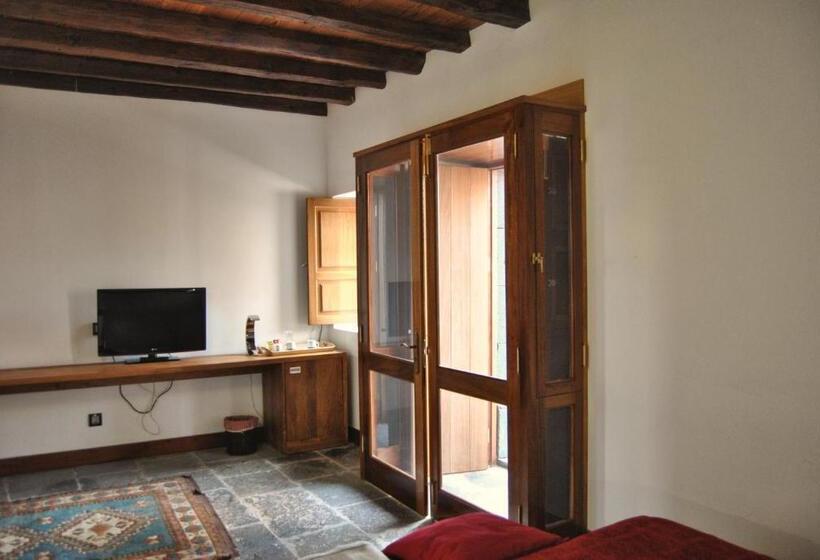 اتاق استاندارد سه نفره, Rural El Mondalon