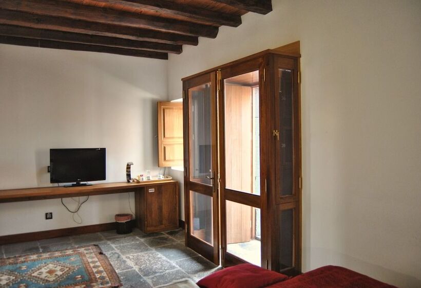 اتاق استاندارد سه نفره, Rural El Mondalon