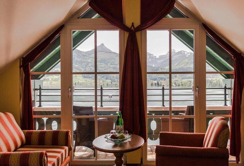 Suite with lake view, Peter