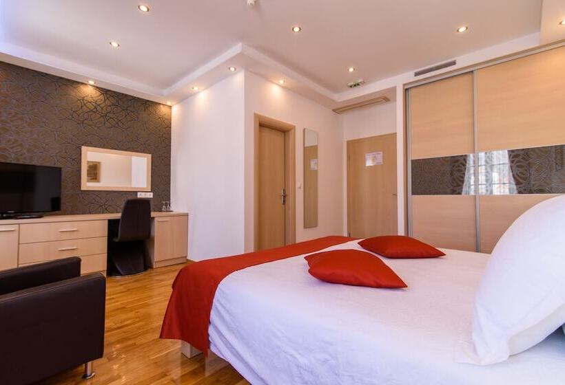 디럭스 룸, Heritage Hotel Vila Sikaa