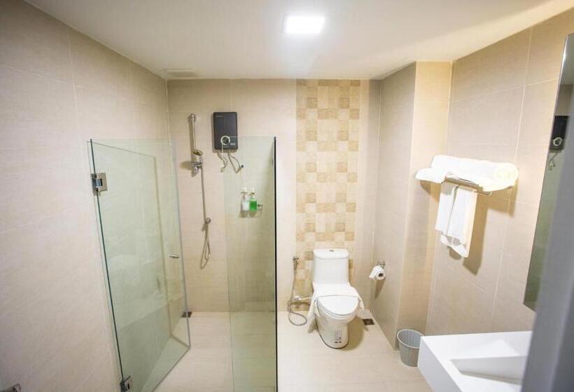 سوئیت با تخت بزرگ, The Cheewin Hotel And Convention