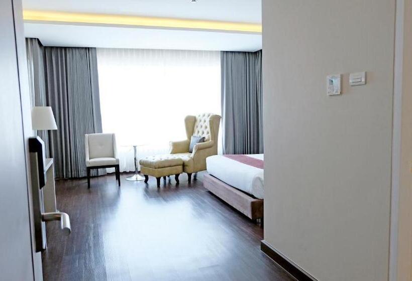 سوئیت با تخت بزرگ, The Cheewin Hotel And Convention