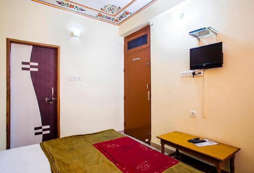 اتاق ساده سه‌ نفره, New City Inn