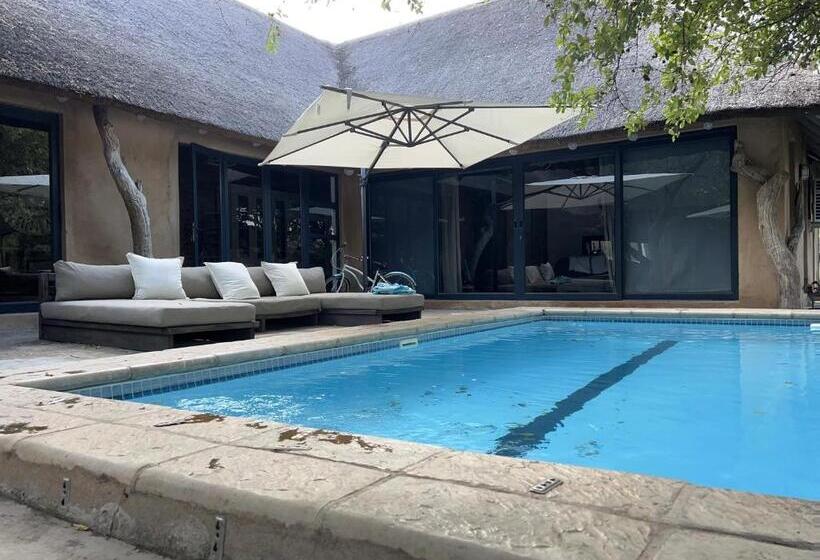 اتاق لوکس, Simba Safaris African Pride Exotic Lodge
