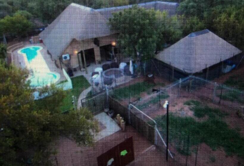 اتاق لوکس, Simba Safaris African Pride Exotic Lodge
