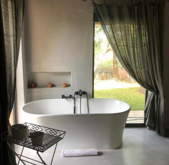 اتاق لوکس, Simba Safaris African Pride Exotic Lodge