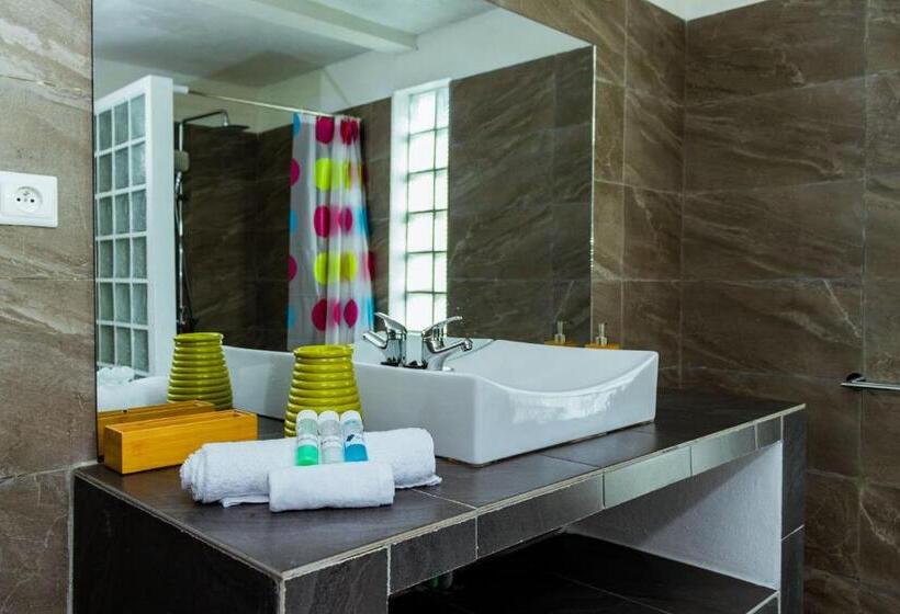 اتاق استاندارد با چشم‌انداز استخر, The Sanctuary Lodge