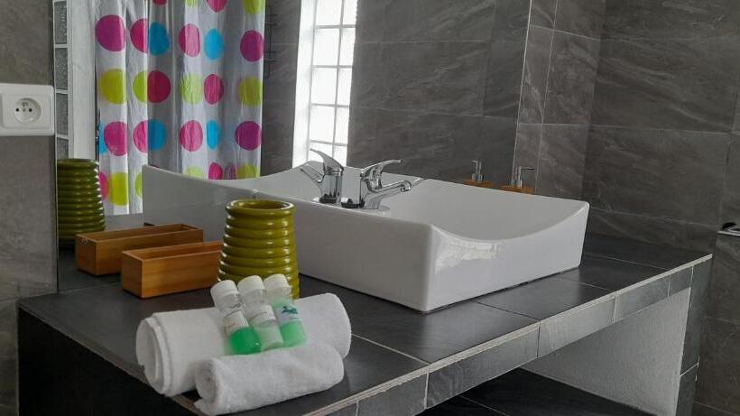 اتاق استاندارد با چشم‌انداز استخر, The Sanctuary Lodge