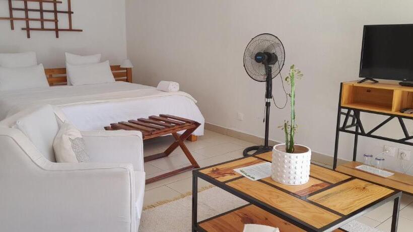 اتاق استاندارد با چشم‌انداز استخر, The Sanctuary Lodge