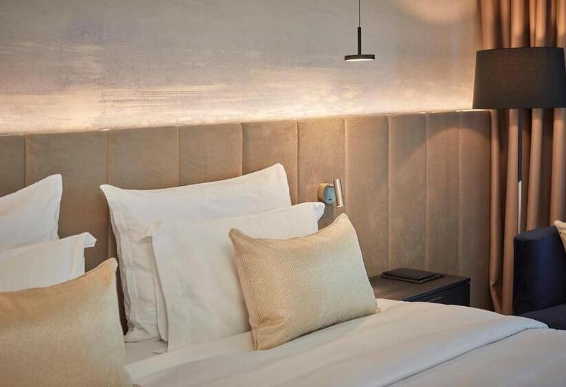 اتاق لوکس با چشم‌انداز دریا, Kempinski Palace Portorož