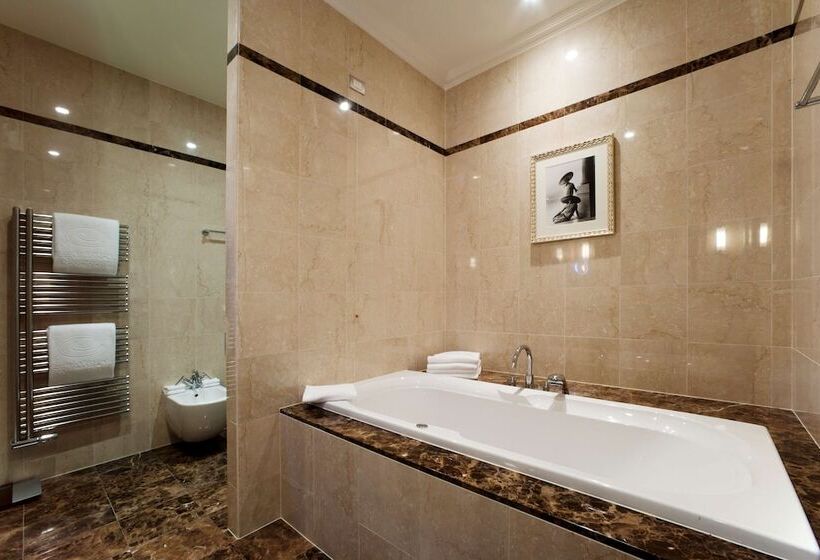اتاق لوکس با چشم‌انداز دریا, Kempinski Palace Portorož